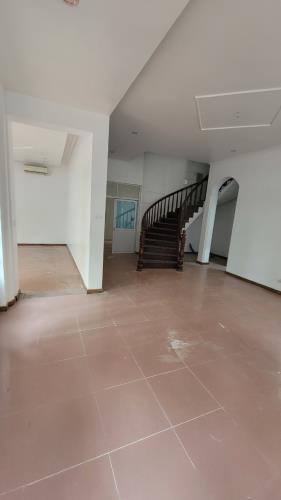 Cho thuê nhà Đội Cấn - Ba Đình, 95m2 x 4 tầng, MT: 7m, mỗi tầng 2 phòng, đủ đồ cơ bản,....