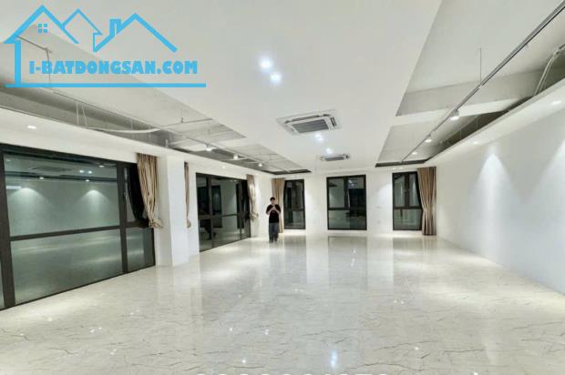 Cho thuê gấp 120m2 sàn văn phòng view hồ Chùa Láng mới tinh, thang máy làm VP, spa, studio