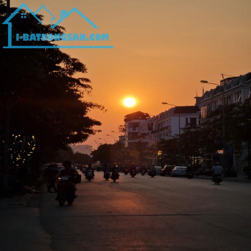 Bán biệt thự đơn lập 200m² đường 16m tại Gia Lâm, Hà Nội Lh: 0989894845 📞 - 3