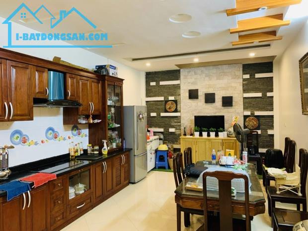 BÁN NHÀ HUỲNH THÚC KHÁNG - PHÂN LÔ - NGÕ THÔNG Ô TÔ TRÁNH  - KHU VỰC VIP - NHỈNH 7 TỶ - 2