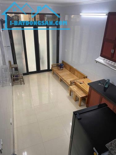 Cho thuê nhà ngõ Lương Sử, Đống Đa 3 tầng, 2 ngủ, 10 Triệu