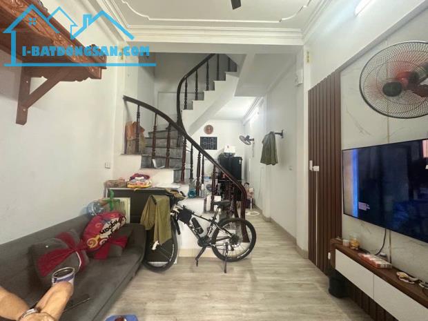 BÁN NHÀ NGUYỄN VĂN CỪ, 4 TẦNG, 32M , Ô TÔ ĐỖ SÁT, 50M RA MẶT PHỐ. 3,8 TỶ