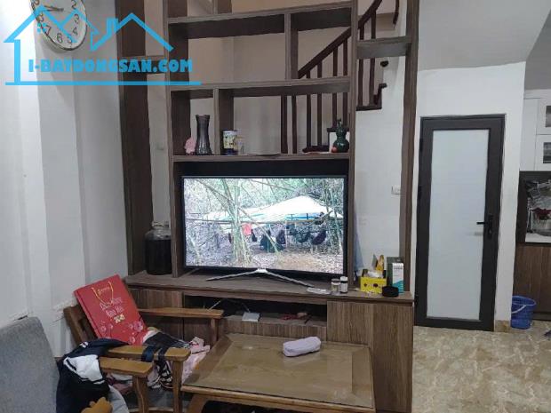BÁN NHÀ PHỐ TRẠM LONG BIÊN THÔNG Ô TÔ ĐỖ CỬA DT 32M 5T GIÁ 5.68 TỶ LH 0988009316 XEM NHÀ N - 1