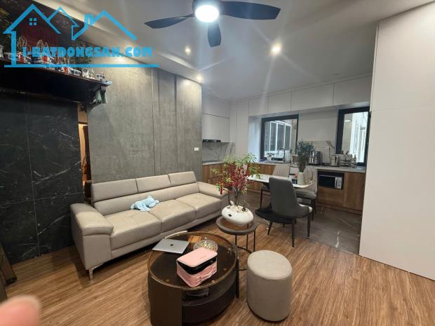 Bán nhà mặt phố Đại Cồ Việt DT:50m ,MT:4m giá chỉ nhỉnh 10 tỷ.
