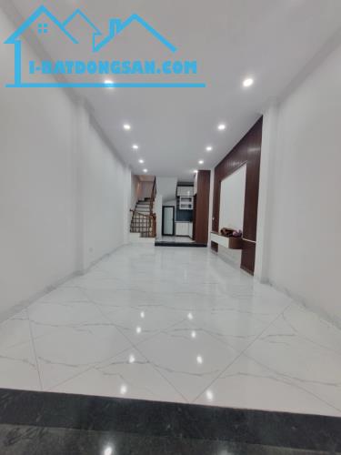 Cần bán gấp căn 36m 5 tầng ngọc hồi ,3 ngủ, 1 phòng thờ.1 phòng khách,5.9 tỷ lh:0972118418