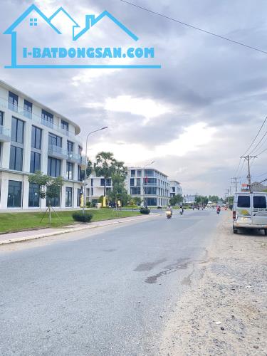 Bán Nhà 3 Tầng, Ô TÔ Ngủ Nhà , Cạnh Global City, Liên Phường, 5 Tỷ TL