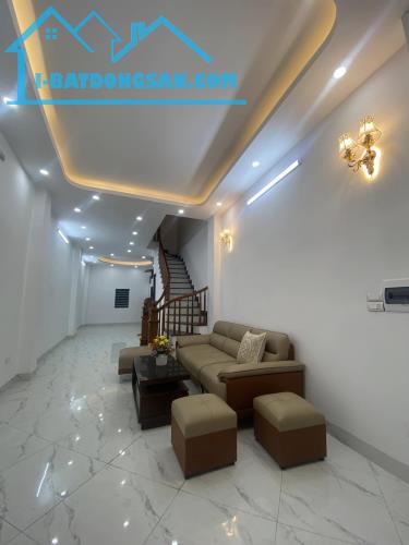 Bán Nhà Phố Văn Hương, Đống Đa, DT 55m2, Ô Tô Đỗ Trước Nhà, 5 Tầng, 8 Phòng, Hơn 10 Tỷ