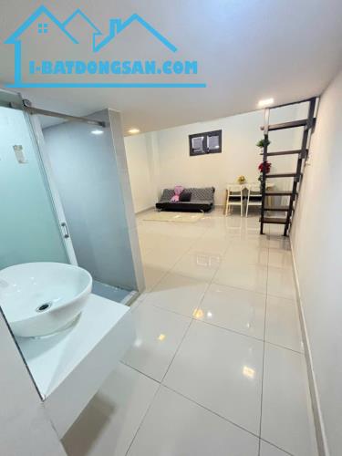 Căn hộ duplex full nội thất nằm ngay mặt tiền đường gần chung cư RiverSide q7