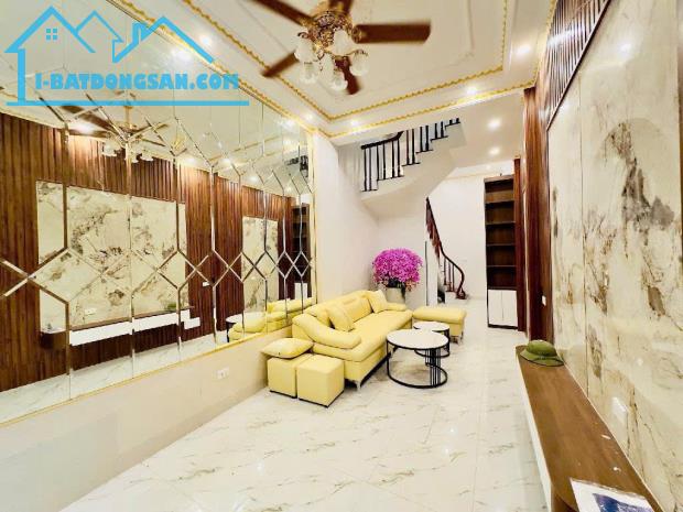 SIÊU PHẨM QUẬN HOÀNG MAI- NHÀ MẶT NGÕ - NGÕ THÔNG - Ô TÔ ĐỖ SÁT NHÀ 32m2 x 5 tầng, Giá - 2