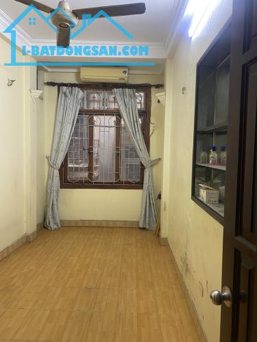 Cho thuê nhà nguyên căn ngõ 676 Đê La Thành, 5 tầng, 3 ngủ, 8 Triệu - 2