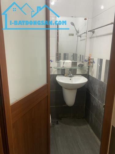 Cho thuê nhà nguyên căn ngõ 676 Đê La Thành, 5 tầng, 3 ngủ, 8 Triệu