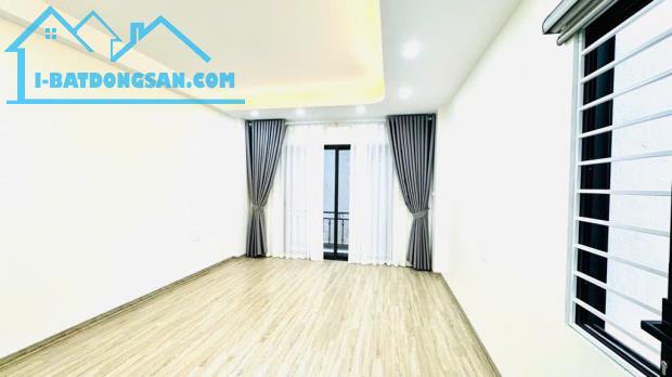 NHÀ MỚI LÕI NGỌC LÂM 60M, 6T, MT4M, NỞ HẬU, 3 THOÁNG, THANG MÁY, GẦN Ô TÔ QUAY ĐẦU.