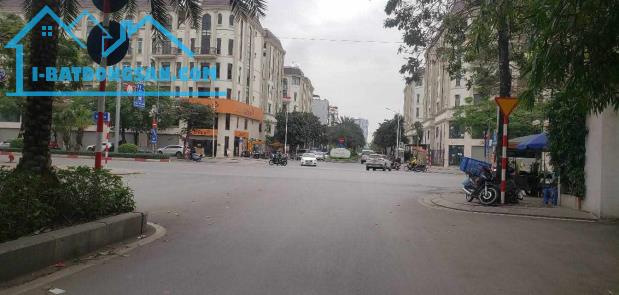 Nhà 80m² phân lô, Vạn Phúc, Hà Đông - Cô chú cán bộ về hưu tự xây, view Himlam