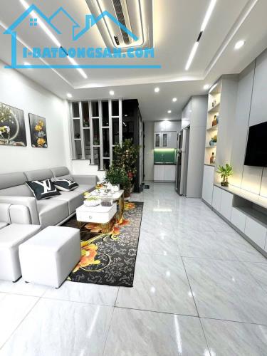 Chính Chủ Gửi Bán Phố Cầu Giấy DT30m2+5T Ngõ To Gần Phố Giá 8.4Tỷ Tặng Full Nội Thất