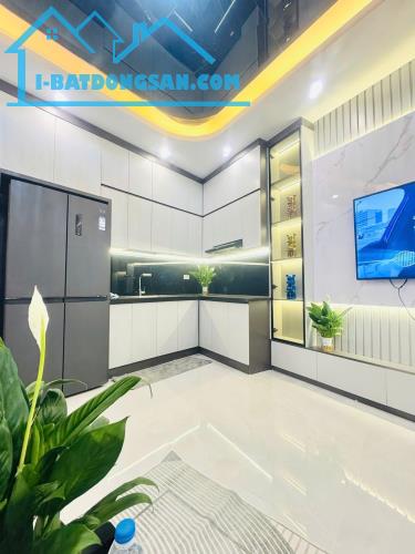 Chính Chủ Gửi Bán Phố Cầu Giấy DT30m2+5T Ngõ To Gần Phố Giá 8.4Tỷ Tặng Full Nội Thất - 1