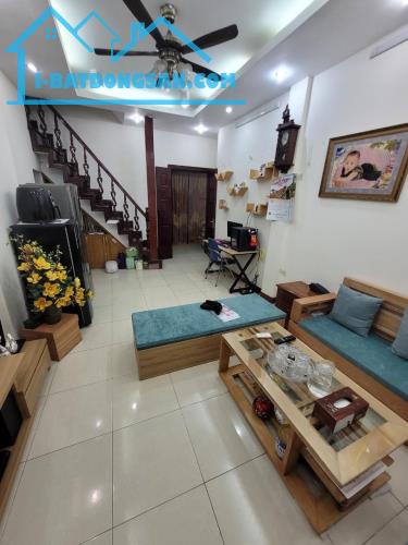 ĐỘC QUÝ NHÀ PHỐ Đ ỔNG ĐA - GẦN PHỐ, NHỎ TIỀN!  Giá bán: 4.8 tỷ  Địa chỉ: Hồ Bãi Cát, Đống - 1