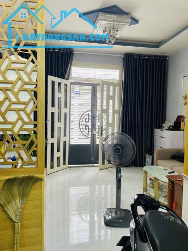 NHÀ ĐẸP VÀO Ở NGAY - HẺM XE HƠI - GIÁ DƯỚI 4,5ty. - Kết cấu 2 tầng BTCT. - 2 phòng ngủ, 2 - 1