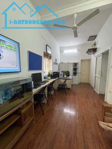 TẬP THỂ TẦNG 2 Phố TÂN MAI✅Hơn 3 TỶ  - 2PN ( CÓ THỂ SỬA THÀNH 3 NGỦ) -SỔ RiÊNG -Ô TÔ ĐỖ- - 2