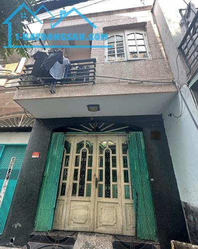 Nhà kiên cố, chỗ đậu ô tô, gần Sacombank Lạc Long Quân, 4.2 tỷ