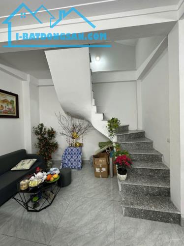 Bán nhà mới Tả Thanh Oai gần đường ô tô móng 5 tầng ở ngay! Diện tích: 38m nhà 3 tầng 3,5 - 3