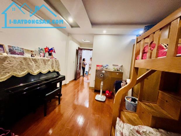 🏡 NHÀ  HOÀNG CẦU - Ô TÔ CÁCH 10M - GẦN BÃI GỬI XE - DÂN XÂY CHẮC CHẮN