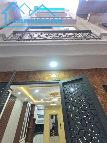 BÁN GẤP NHÀ 5 TẦNG PHẠM VĂN ĐỒNG, GẦN PHỐ, ĐI LẠI RẤT THUẬN TIỆN - 3