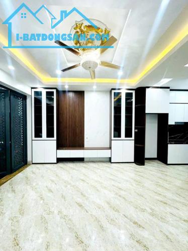 BÁN GẤP NHÀ 5 TẦNG PHẠM VĂN ĐỒNG, GẦN PHỐ, ĐI LẠI RẤT THUẬN TIỆN