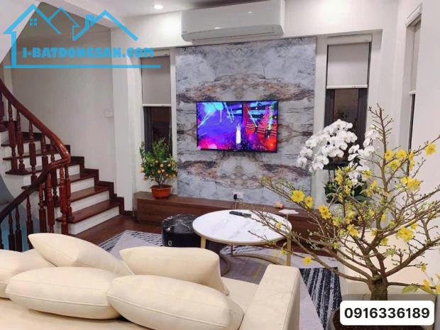 Bán nhà Phố Hoa Lâm, Việt Hưng, Long Biên, DT: 41m2, Dân Xây, giá 8 tỷ 550 triệu.
