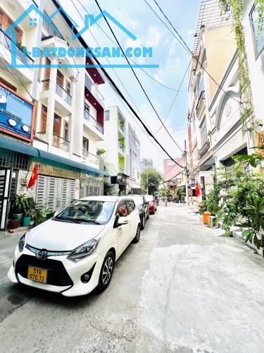Chia gia tài, bán gấp nhà hẻm xe hơi 4 tầng, ở ngay gần Aeon Tân Phú, đủ tiện ích, 5.x tỷ.