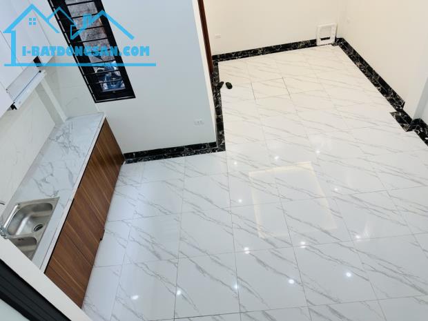 Nhà đẹp - Lý Sơn- 5 tầng 54m - gần ô tô - chỉ 5,5 tỷ là ở. - 1