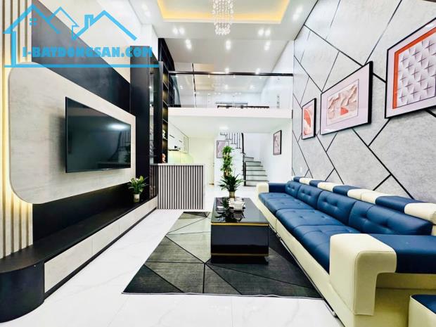 BÁN NHÀ 5 TẦNG TRẦN CUNG, GẦN PHỐ, ĐI LẠI RẤT THUẬN TIỆN