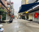 Nhà Ao Sen 2 mặt ngõ trước sau, ô tô đỗ cửa kinh doanh thuận lợi giá chào quanh 200tr/m2