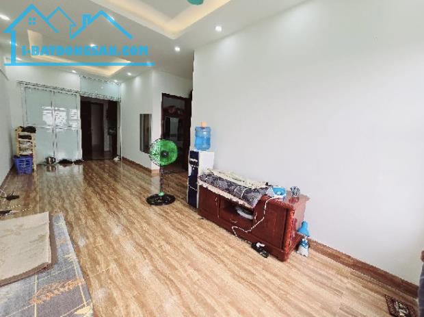 Chính chủ nhờ bán để đi định cư Nước Ngoài căn 70m2 , 3,1tỷ mặt phố Hoàng Công - Kiến Hưng - 1