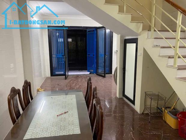 Bán nhà Giải Phóng, Hoàng Mai, ô tô đỗ cửa, khu dân trí cao, 43m2, 9.65 tỷ