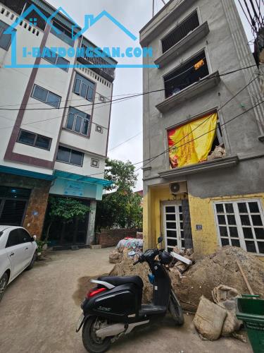 NHÀ HIẾM - LÔ GÓC - Ô TÔ TRÁNH - 1
