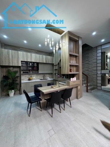BÁN NHÀ HOÀNG NHƯ TIẾP 38M2* 5 TẦNG* 8.2 TỶ, Ô TÔ ĐỖ CỔNG, FULL NỘI THẤT