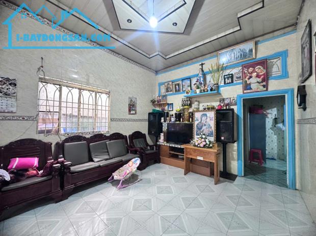 CẦN BÁN GẤP GIẢM 1 TỶ CHO CĂN NHÀ CẤP 4 NGAY TRUNG TÂM - 5