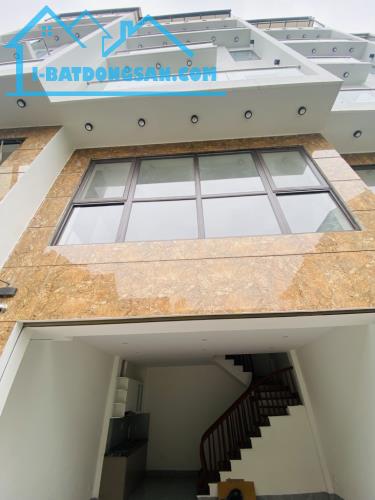 Bán NR tại Thạch Bàn, 6,9 tỷ, 40m2, 4PN, 5WC, 6 tầng, mặt tiền 5m ,ô tô ngủ trong nhà