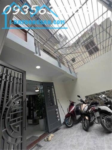 :

⸻

CHÍNH CHỦ GỬI BÁN – SIÊU PHẨM TRƯƠNG ĐỊNH – 82M2 x 5 TẦNG – THANG MÁY – GIÁ 15.X TỶ - 3