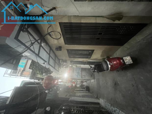 Chính Chủ Cần Bán Gấp – Tập Thể Tầng 1, 2 Mặt Ngõ, Nhà Cực Đẹp Gần Bạch Mai – Giá Chỉ 2.85