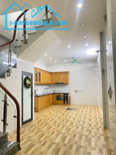 PHỐ VÍP QUẬN CẦU GIẤY - 50M RA PHỐ - NHÀ DÂN XÂY - NGÕ RỘNG THOÁNG - NỞ HẬU - 2