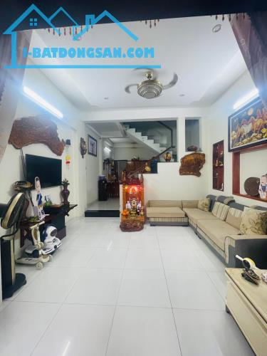 Chính chủ bán nhà 2 tầng  mặt tiền Tôn Đản đoạn sầm uất gần trường học