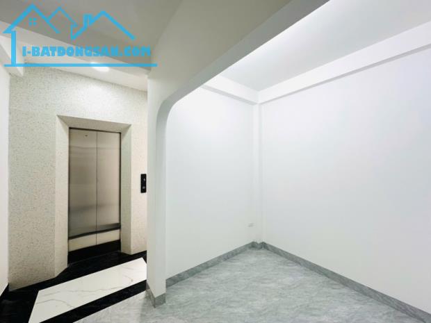 SIÊU PHẨM. Bán nhà Định Công Thượng, Hoàng Mai. 35m2 x 5 Tầng. THANG MÁY. Ô TÔ. Hơn 8 Tỷ
