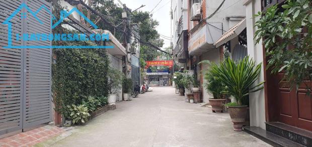 Nhà dân xây chắc chắn ở sướng ngõ Oto thông đỗ cửa