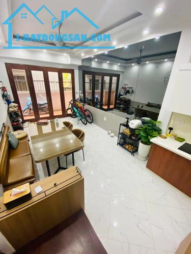 CẦN BÁN NHÀ 5 TẦNG 40m2, PHẠM VĂN ĐỒNG, 10M RA PHỐ, NGÕ RỘNG NÔNG, THUẬN TIỆN DI CHUYỂN