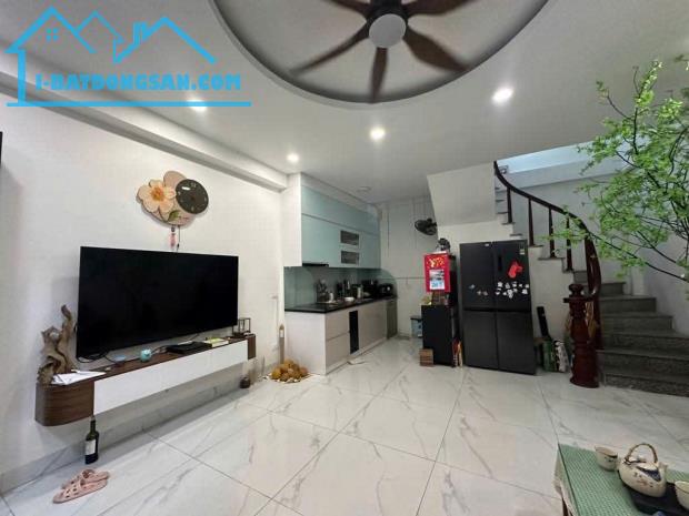 Bán Nhà Phố Cầu Giấy Nhà cực đẹp thoáng sáng có sân mặt tiền rộng - 2
