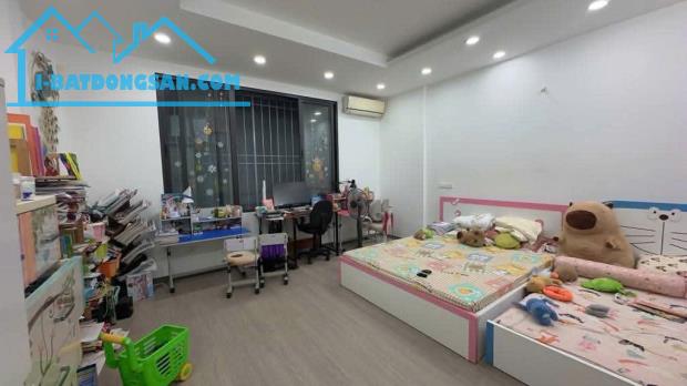 Bán Nhà Phố Cầu Giấy Nhà cực đẹp thoáng sáng có sân mặt tiền rộng