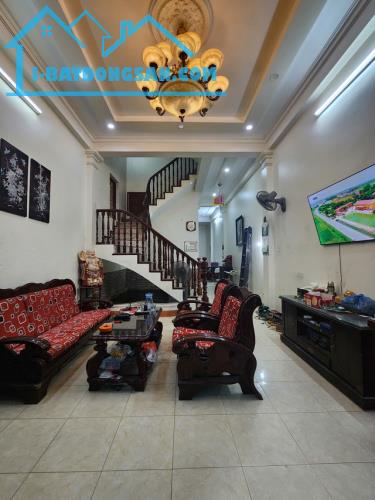 Bán gấp siêu phẩm nhà Nam Từ Liêm 40m2- 4 tầng – Ô tô đỗ cửa – giá chỉ 5 TỶ.
