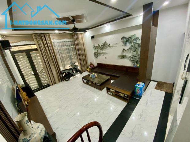 Bán nhà 5 tầng siêu đẹp phố Vĩnh Hưng, Hoàng Mai 41m giá nhỉnh 5 tỷ.