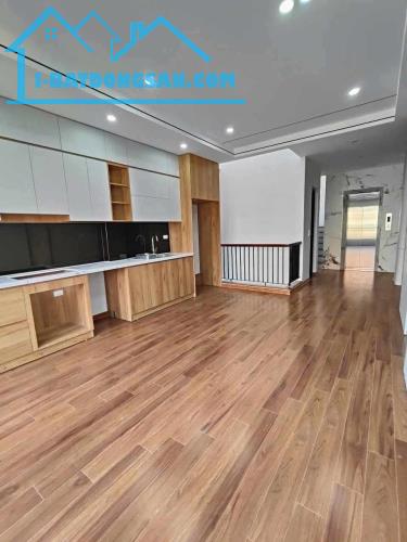 SIÊU PHẨM 52M*6 TẦNG ĐÀM QUANG TRUNG, LONG BIÊN - CÁCH PHỐ CHỈ 20M - THANG MÁY - GIÁ 10 TỶ - 2